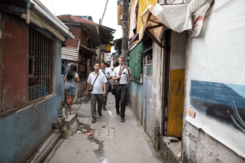 Des missionnaires de l'Eglise de Jesus-Christ des Saints des Derniers Jours marchent dans les rues des Philippines.