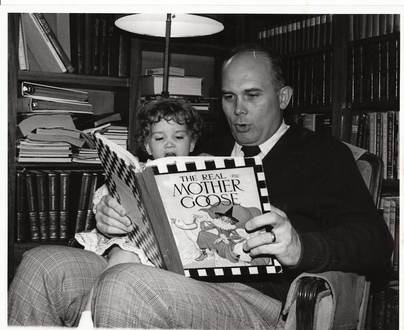 Le président Dallin H. Oaks lit un livre avec sa jeune fille, Jenny Oaks Baker.