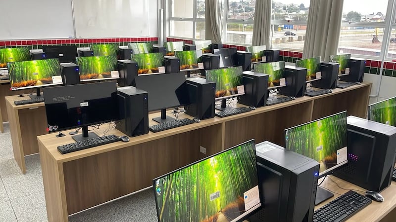 Ordinateurs, mobilier sur mesure et infrastructure de câblage réseau donnés par l’Église à l’Institut fédéral du Paraná à Pinhais (Brésil), en août 2026.