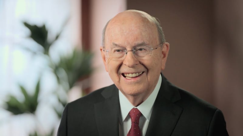 Frère Quentin L. Cook prend la parole lors de la réunion spirituelle mondiale de la Société de Secours de 2026.