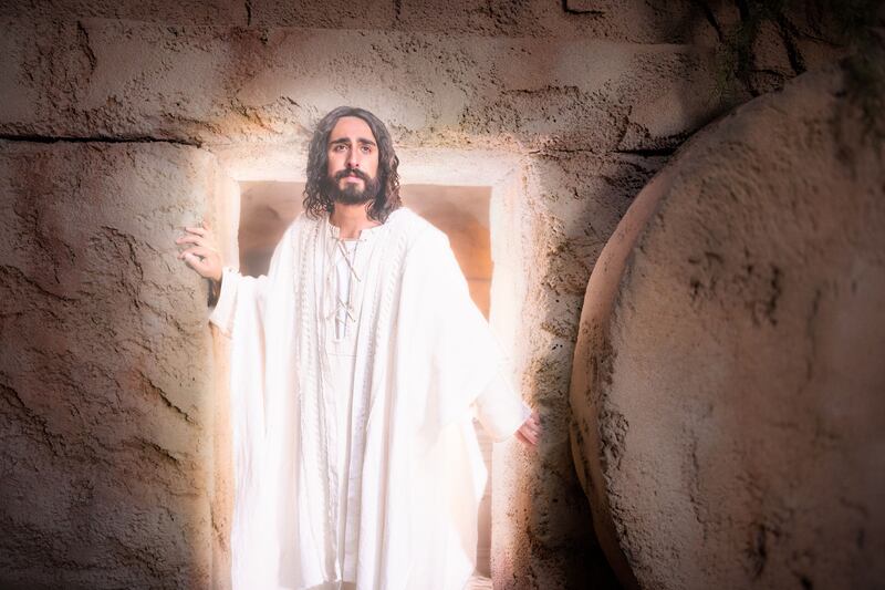 Jésus-Christ sort du tombeau du jardin.