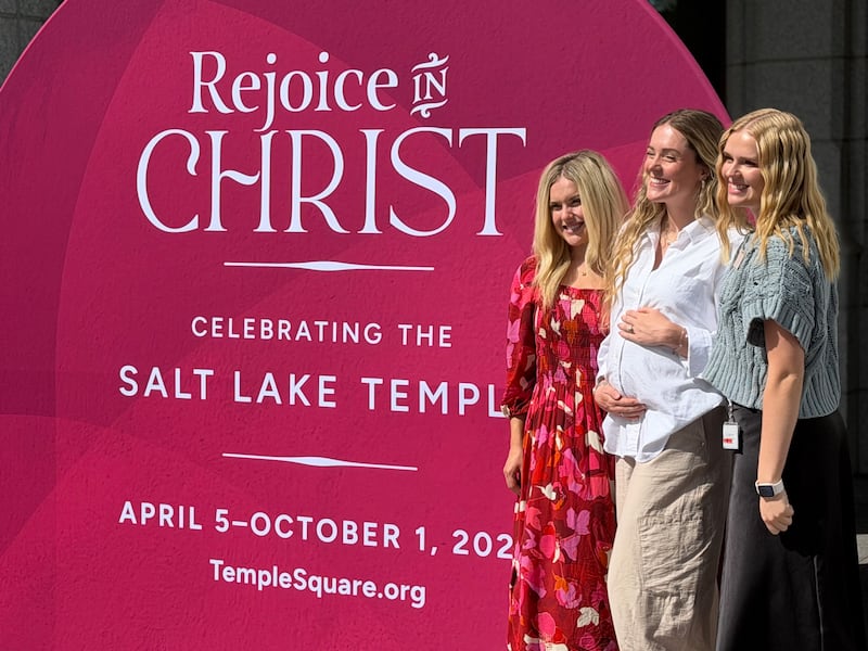 Des femmes posent pour une photo lors d'un événement de lancement pour les portes ouvertes du temple de Salt Lake de 2027 sur Temple Square, le 1er septembre 2026.