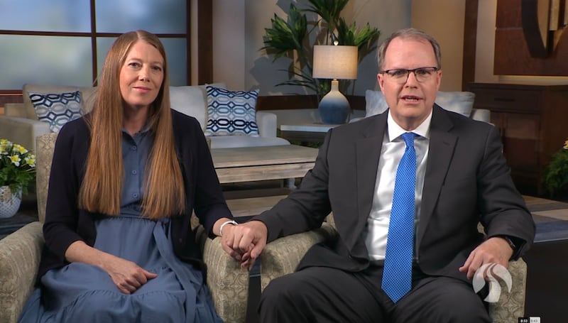 Le président de BYU-Pathway Worldwide, Brian K. Ashton, et sa femme, sœur Melinda Ashton, prennent la parole lors d'une diffusion de veillée le vendredi 8 mai 2026.