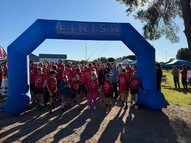 Les participants se mettent en file pour la deuxième édition annuelle du Northeast Mesa Grocery Run à Mesa, en Arizona, le 21 février 2026.