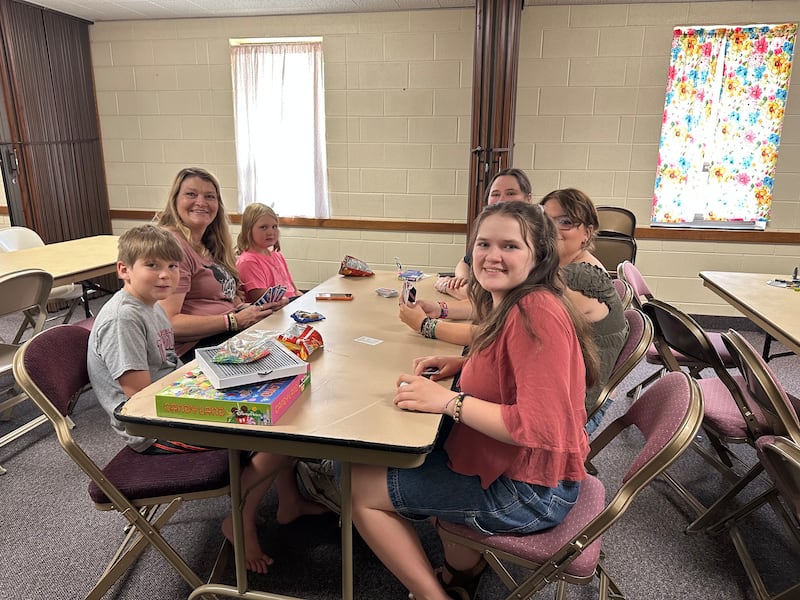 Misty Koller, présidente des Jeunes Filles du pieu de Pueblo (Colorado), joue à un jeu avec sa famille à la chapelle du pieu le 10 juillet 2026. La famille Koller a organisé une salle de jeux pour les jeunes évacués de l'incendie d'Aspen Acres lors d'une activité de pieu.