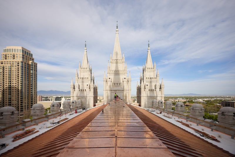 Des ouvriers installent un nouveau toit en cuivre sur le temple de Salt Lake City de L'Eglise de Jesus-Christ des Saints des Derniers Jours, le mardi 21 avril 2026, a Salt Lake City.