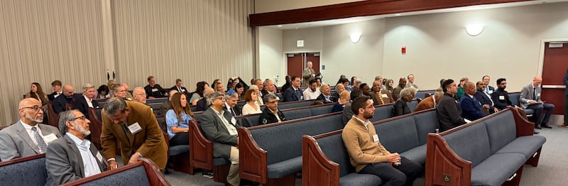 Des invités sont assis dans l'une des chapelles de l'Église à Chicago (Illinois), pour une rencontre interconfessionnelle, le 14 octobre 2026.