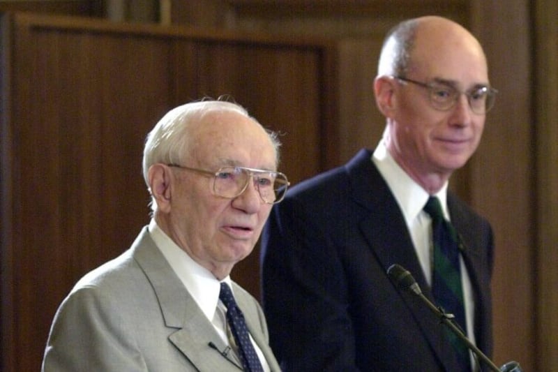 Le président Gordon B. Hinckley et frère Henry B. Eyring annoncent leur projet de transformer le Ricks College en BYU–Idaho, une université de quatre ans.
