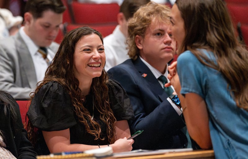 Des étudiants assistent à une réunion spirituelle donnée par frère Gérald Caussé, du Collège des douze apôtres, à BYU-Idaho, le dimanche 14 juin 2026.