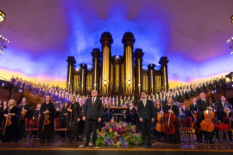 Le Choeur du Tabernacle et l'Orchestre de Temple Square se lèvent pour recevoir les applaudissements lors d'une représentation de "La musique et la parole" en 2025 dans le bâtiment historique du Tabernacle à Salt Lake City.