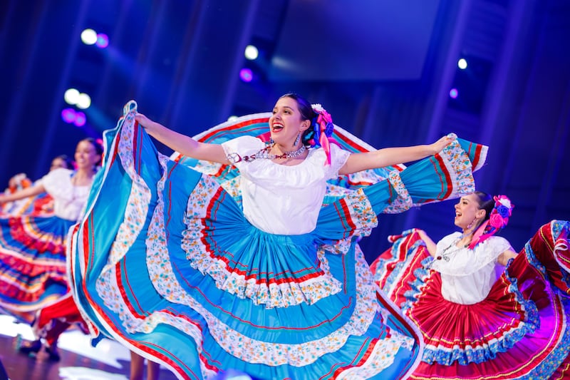Des danseurs vêtus de tenues traditionnelles exécutent des danses de toute l'Amérique latine lors d'une répétition générale de « Luz de las Naciones » à Salt Lake City (Utah), le 3 novembre 2025.