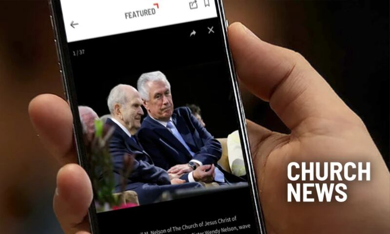 Une main tenant un telephone intelligent affichant une image provenant de l'application Church News