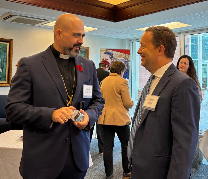 Deux hommes discutent lors d'un rassemblement interconfessionnel à Chicago, en Illinois, le 14 octobre 2026.
