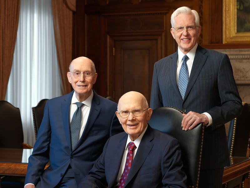 Portrait officiel de la Première Présidence : Président Dallin H. Oaks et ses conseillers, Président Henry B. Eyring, premier conseiller, et Président D. Todd Christofferson, deuxième conseiller.