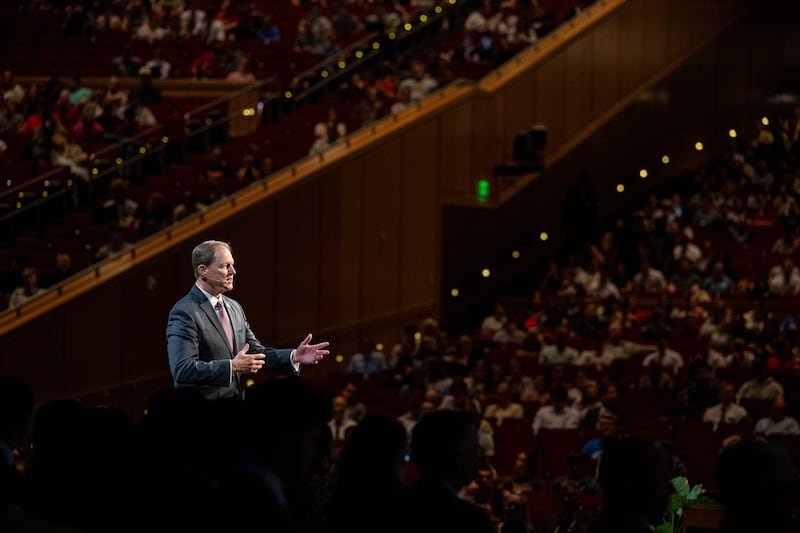 Elder Mark A. Bragg s'adresse aux étudiants de BYU-Idaho dans le I-Center à Rexburg, Idaho, le mardi 2 juin 2026.
