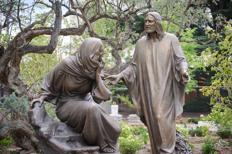 La statue « Jésus-Christ et Marie au tombeau » a été installée à Temple Square, à Salt Lake City (Utah), le 16 juillet 2026.