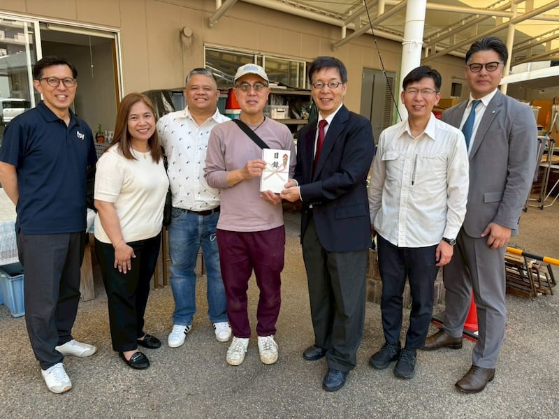 Kojiro Kitani, au centre, représentant le Catholic Social Activities Kobe Center à Kobe, au Japon, est rejoint par des membres de l'Église de Jésus-Christ des Saints des Derniers Jours — dont Maribeth Sumang et Renato Sumang, deuxième et troisième en partant de la gauche — lors d'une présentation de matériel de secours le 16 mai 2026.