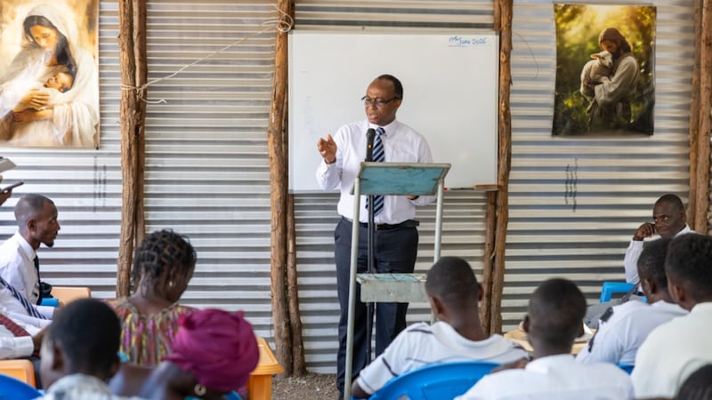 frère Johnny O. Baddoo s'adresse aux membres de la branche de Kakuma dans le camp de réfugiés de Kakuma au Kenya, le 19 juin 2026.