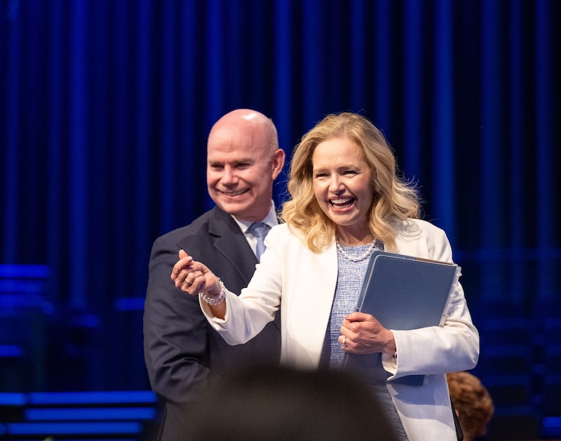 Le president de Brigham Young University-Idaho, Alvin F. Meredith III, et son epouse, soeur Jennifer Meredith, saluent des etudiants lors d'une devotionnelle sur le campus le mardi 21 avril 2026, a Rexburg, en Idaho.