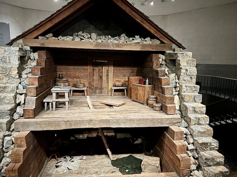 Une réplique grandeur nature de la prison de Liberty, montrant ses dimensions et sa construction, se trouve à l’intérieur du centre d’accueil de la prison de Liberty, à Liberty, dans le Missouri, en mai 2026.