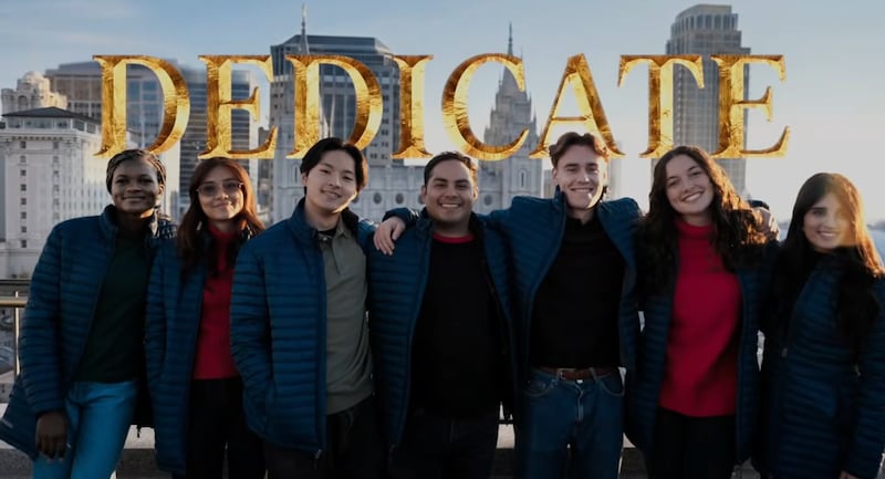Dans la série de vidéos en six parties « Dedicate », qui sortira le 4 octobre 2026, sept jeunes adultes de différents pays visitent les travaux de rénovation du temple de Salt Lake et témoignent du Christ, des temples et des alliances du temple.