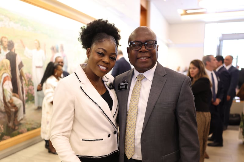 Le président Junior Banza et sœur Annie Banza posent pour une photo au centre de formation des missionnaires de Provo pendant le séminaire pour les nouveaux dirigeants de mission, à Provo (Utah), le 21 juin 2026.