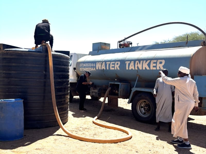 Un camion-citerne d'eau arrive à Korr Amelio, au Kenya, le 29 mai 2026.