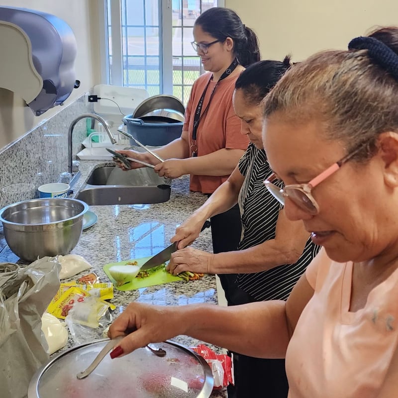Des membres de l'Église de Jésus-Christ des Saints des Derniers Jours à Juticalpa (Honduras) préparent des repas pour d'autres personnes pendant la Semaine sainte en mars 2026.