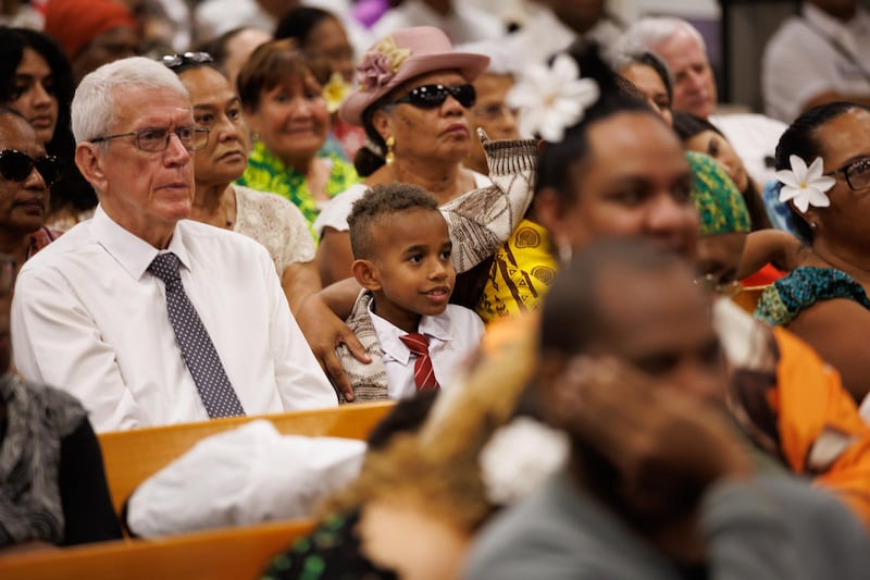 Des saints des derniers jours se rassemblent pour une veillée avec frère Gary E. Stevenson, du Collège des douze apôtres, à Nouméa, en Nouvelle-Calédonie, le 19 mai 2026.