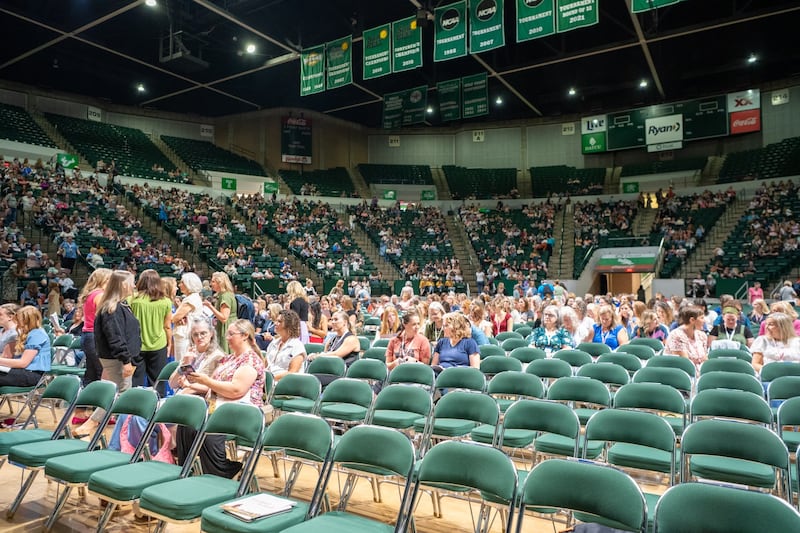 Des femmes assistent à la conférence des femmes « Fidèles et aimées » 2026 à l’université de North Texas à Denton (Texas).