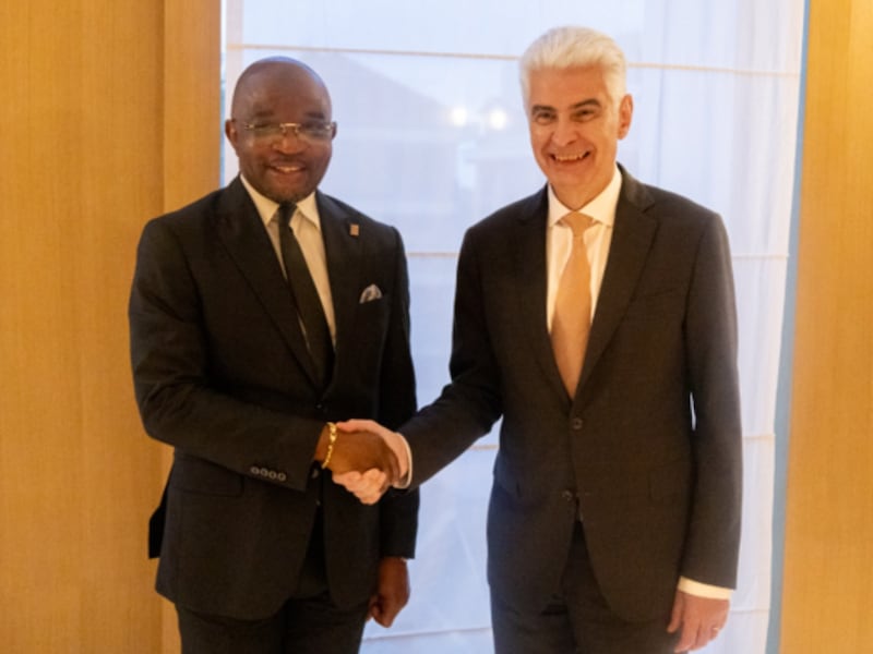 Frère Gérald Caussé serre la main d’un ministre du gouvernement de la RDC à Nairobi (Kenya), le 16 octobre 2026.