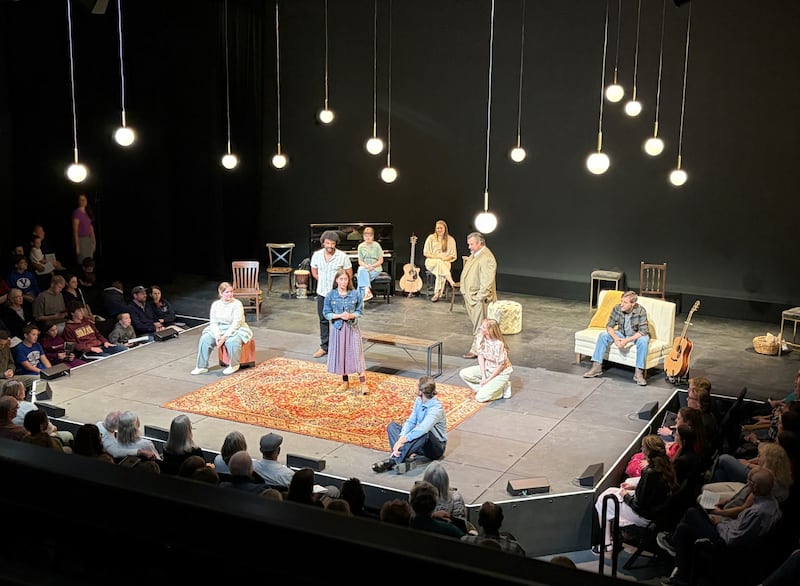 La distribution de la production de BYU intitulée « All the Beautiful Things » se produit à l'université Brigham Young à Provo (Utah), pour la célébration du centenaire de la faculté des beaux-arts et de la communication, le 10 octobre 2026.