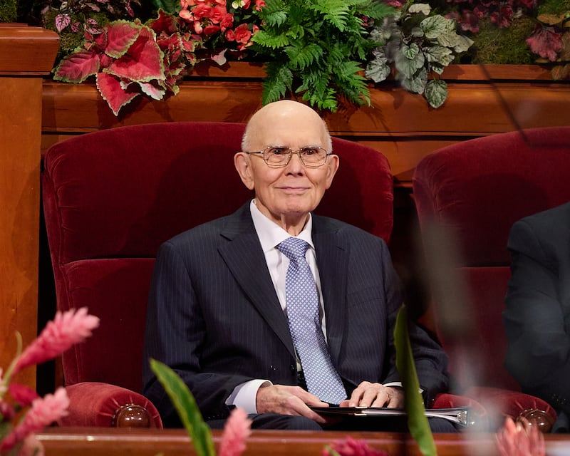 Le president Dallin H. Oaks, president du Collège des douze apôtres, est assis sur l'estrade du Conference Center avant la session du dimanche après-midi de la 195e conférence générale semi-annuelle.