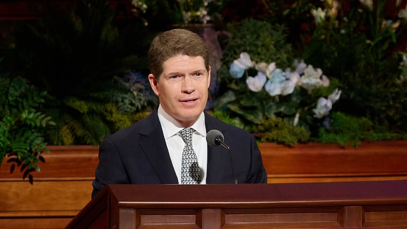 Elder Alan R. Walker, soixante-dix Autorité générale, prend la parole lors de la session du dimanche matin de la 196e conférence générale annuelle de l'Église de Jésus-Christ des Saints des Derniers Jours au Conference Center à Salt Lake City, le 5 avril 2026.