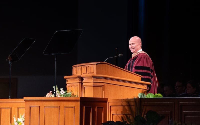Alvin F. Meredith III, président de BYU–Idaho, s’exprime lors de la cérémonie de remise des diplômes au BYU–I Center, le jeudi 23 juillet 2026, à Rexburg (Idaho).