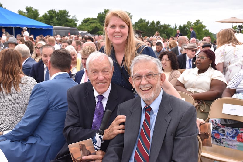 Les participants à la cérémonie d'inauguration des travaux du temple de Springfield (Missouri) prennent la pose pour une photo.