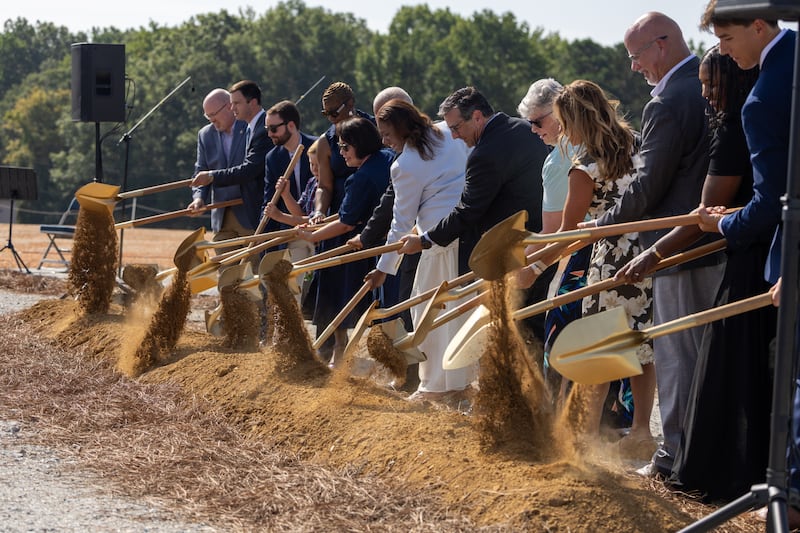 Des Saints des Derniers Jours locaux et des membres de la collectivité participent à la cérémonie d'ouverture du chantier du temple de Huntsville (Alabama), le samedi 15 août 2026, à Madison (Alabama).