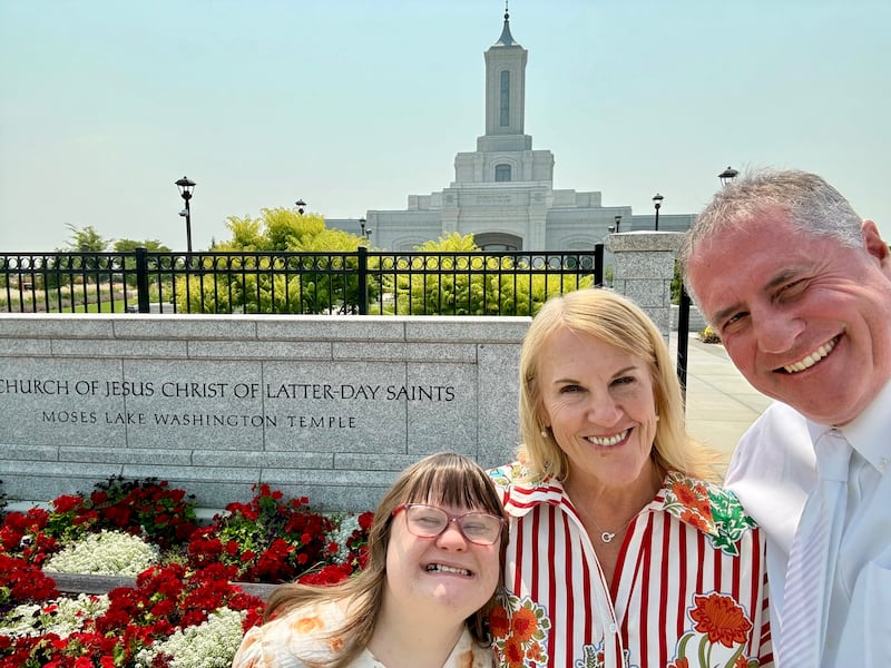 De gauche à droite : Taylor, Leslie et Corbin Moberg prennent un selfie à l'extérieur du temple de Moses Lake (Washington), à Moses Lake (Washington), le 22 juillet 2026.