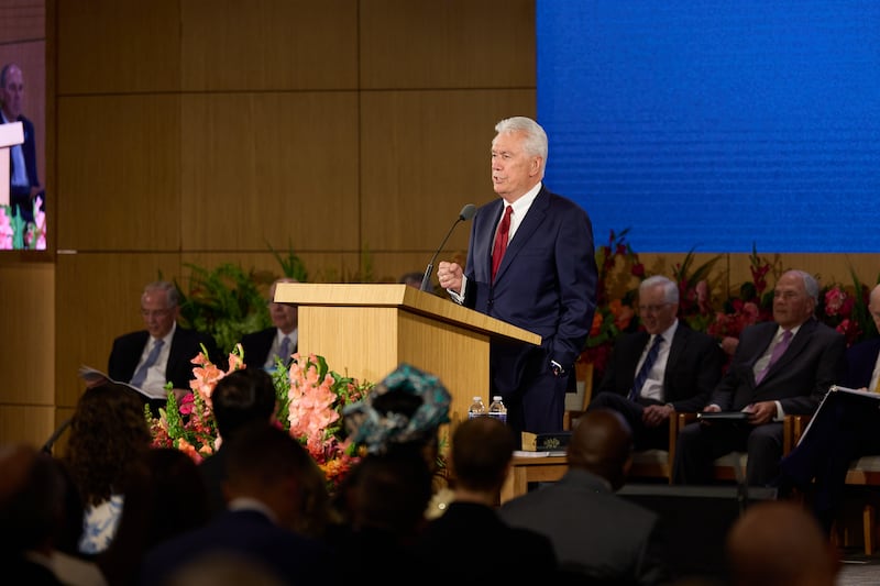 Le président Dieter F. Uchtdorf s'exprime lors du séminaire 2026 pour les nouveaux présidents de mission au centre de formation des missionnaires de Provo.