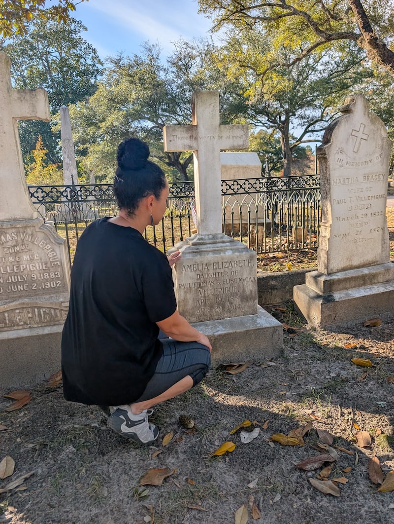 Vanessa Duerson regarde la pierre tombale de l'un de ses ancêtres au cimetière Quaker à Camden, en Caroline du Sud, le 13 novembre 2025.
