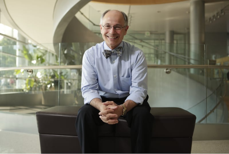 J. Scott Miller, doyen de la faculté des sciences humaines de l'université Brigham Young, pose pour une photo promotionnelle avant de donner un discours lors d'une réunion spirituelle à BYU en 2018.