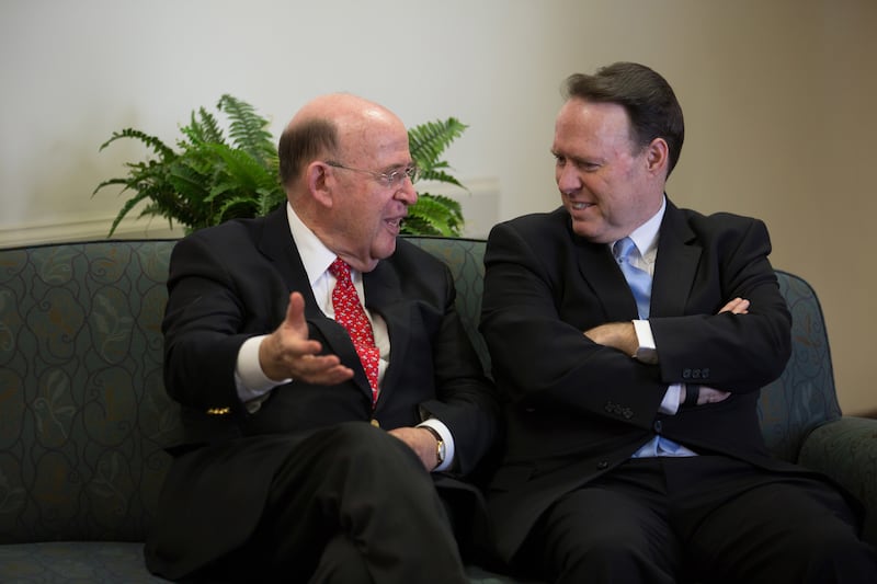 L'ancien procureur général de New York, Robert Abrams, s'entretient avec Elder David L. Buckner, des soixante-dix, au Centre humanitaire le 13 mars 2018.