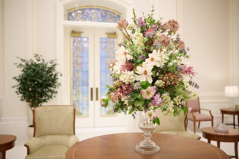 Un arrangement floral dans le temple de Willamette Valley, en Oregon.