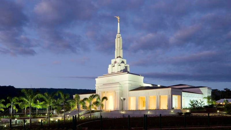 Le temple d'Apia Samoa après le coucher du soleil.