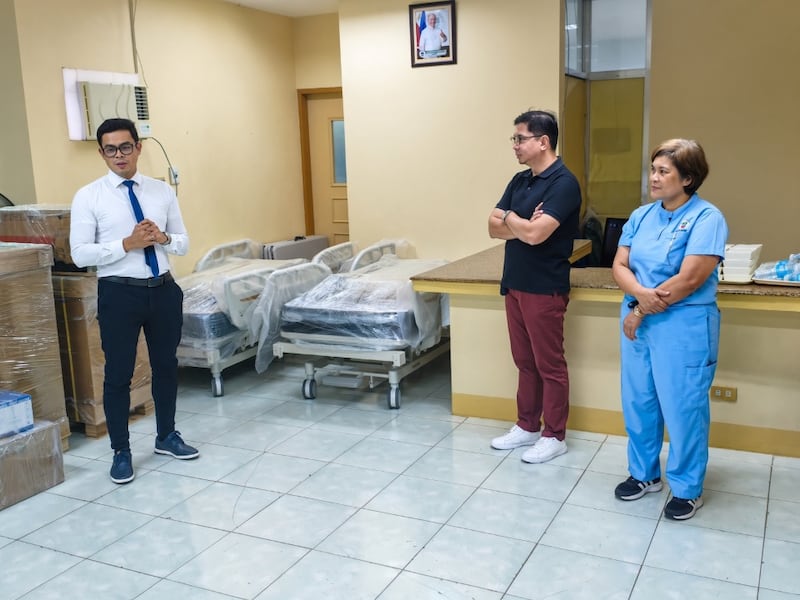 Un président de pieu et deux membres du personnel hospitalier lors du don officiel de matériel médical à San Pablo City (Philippines), le 2 septembre 2026.