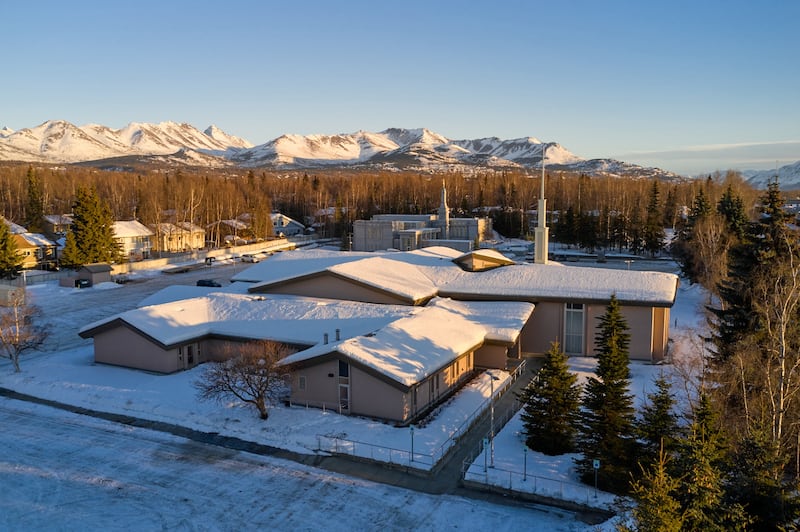 La chapelle du pieu d'Anchorage (Alaska) est au premier plan, avec le temple d'Anchorage (Alaska) en arrière-plan.
