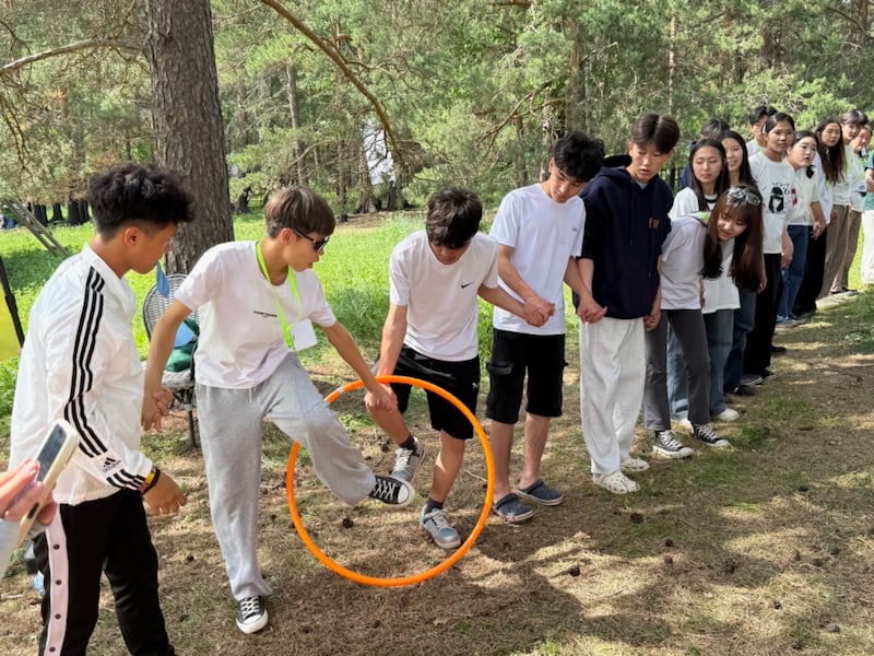 Des jeunes participent à des jeux avec les membres de leur groupe lors d’une conférence Jeunes, soyez forts du 28 juin au 3 juillet 2026, près d’Oulan-Bator, en Mongolie.