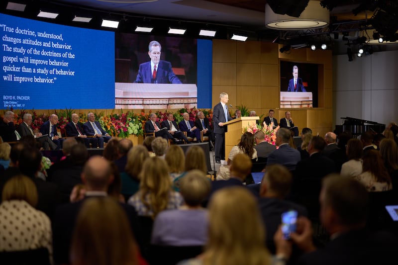 Frère David A. Bednar du Collège des douze apôtres s'exprime lors du Séminaire 2026 pour les nouveaux présidents de mission au Centre de formation des missionnaires de Provo à Provo, Utah, le samedi 20 juin 2026