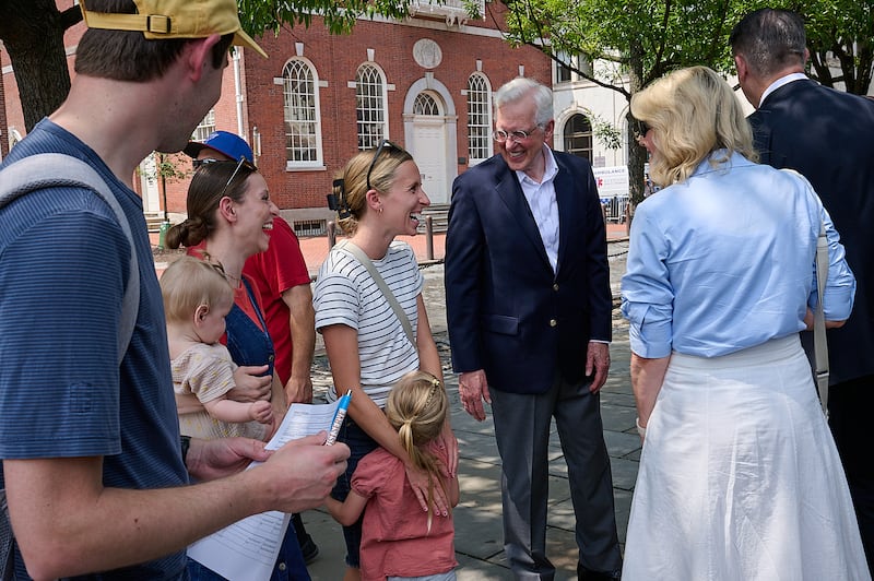 Le président D. Todd Christofferson, deuxième conseiller dans la Première Présidence, salue des visiteurs lors d'une visite de sites historiques à Philadelphie, en Pennsylvanie, notamment la Cloche de la Liberté et l'Independence Hall, le vendredi 12 juin 2026.