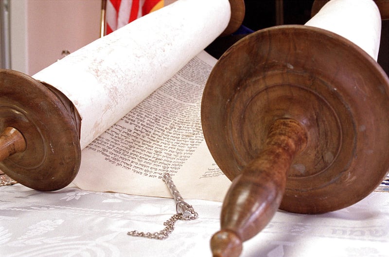 La Torah ecrite contient les cinq livres de Moise, les Prophetes et les Ecrits, explique le rabbin Benny Zipple de Chabad Lubavitch.